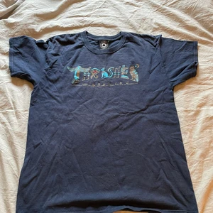 Thrasher T-Shirt - Blå Thrasher T-Shirt med egyptiska målningar som text. Skick 9/10. Storlek L