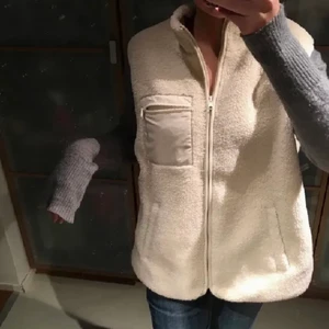 Teddy väst - Inteessekoll på min super sköna och trendiga teddyväst!!! Den är i superbra skick. Tveka inte att höra av er till mig om ni vill ha fler bilder ❤️💓 (detta är lånade bilder!!!) NYPRIS: 500kr