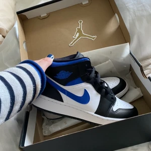 Jordan 1 Mid Racer blue - Helt nya jordans i storlek 38! Köptes här på Plick för någon vecka sen och har endast testat en gång men säljer nu på grund av att de tyvärr var för små. Ligger fortfarande i sin kartong. Skriv privat för fler bilder eller info💗💗 Köpta för 1600kr. Kan även tänka mig att byta mot ett par liknanade  större storlek, måste inte va samma färg 