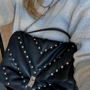 Zara väska - Säljer denna slutsålda väska från Zara! Har gjort om bandet så den går att ha på axeln som jag har på tredje bilden💚💚  BUD ÄR BINDANDE