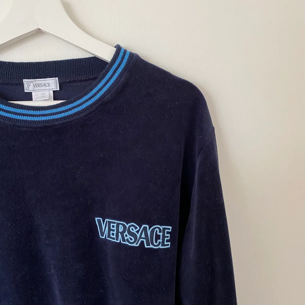 Unik sweatshirt från Versace i velour. Made in Italy. Storlek M men passar XS-L beroende på hur man vill att den sitter. Frakten betalar du själv, önskas spårbart paket kostar det 66 kr! 💙🤍💙. Hoodies.