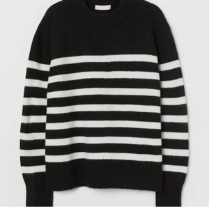 Populär hm tröja😍 - Intressere koll på min populära stickade tröja från hm❤️är inte helt säker på om jag vill sälja men om jag får ett bra bud så säljer jag den❤️strl xs och har inga defekter😍 direktpris 150+frakt💕 betalning sker via swish😍kan även tänka mig att byta mot något i samma storlek😍