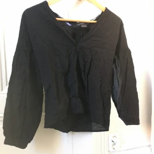 Filippa K topp - Jättesnygg topp från Filippa K. Tunn men innehåller 89% ull. Supernajs modell med V-ringning, ballongärmar och aningen croppad.