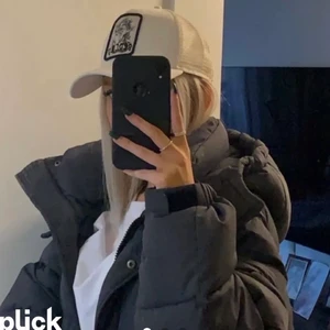 Sixth June jacka - !FÖRSTA LÅNAD BILD!                                                     En Sixth June jacka i en superfin mörkgrå färg som är helt slutsåld. Den är i storlek S men passar även en som har M. Det finns en luva till som inte finns med på bilden med den ingår såklart 🌸Köparen står för frakt (72kr)🌸