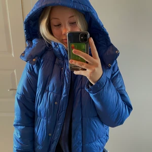 Blå vinterjacka - Säljer denna slutsålda supersnygga klarblåa höst/vinterjacka från monki 💕💕 älskar den här så mycket men har redan för många vinterjackor. Den är köpt från plick tidigare. Den är i storlek M och sitter super bra💕💕 kan mötas och frakta. Buda i kommentarer då många är intresserade eller köp direkt för 500💕