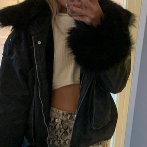 Jacka med pälskrage  - Säljer denna populära jacka från bohoo! Knappt använd så fint skick! Storlek 38 men passar mig som är en XS