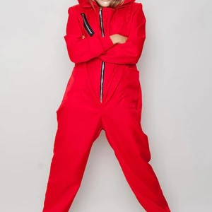 La casa de papel-dräkt - Hej! Söker denna dräkt till halloween och tänkte kolla om någon skulle kunna tänka sig att sälja🥰 skriv i kommentarerna eller pm 