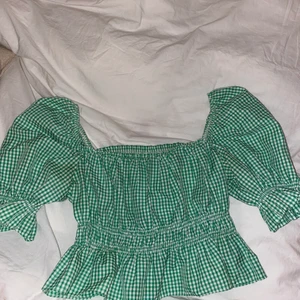 Gullig topp! - Supergullig topp från HM i jättebra skick, säljer då den inte kommer till användning längre!