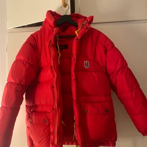 Fjällräven jacka  - Säljer en röd fjällräven jacka i jätte bra skick i storlek xxxs men den är väldigt stor i storlek möts helst upp i umeå! Om de blir flera intresserade blir de budgivning  