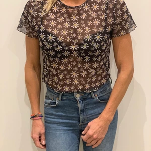 Genomskinlig blus med blommor - Jättesöt genomskinglig blus med blommor 🌼⚡️ 