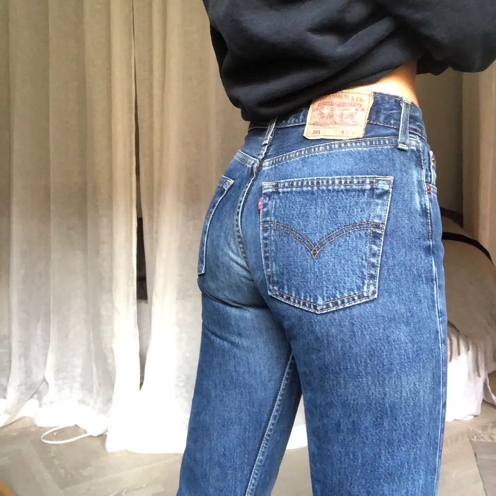 Jeans från Levis i modell 501. Storlek 27/30, små i storleken. Passar mig som brukar ha XS eller 25 i byxor.. Jeans & Byxor.