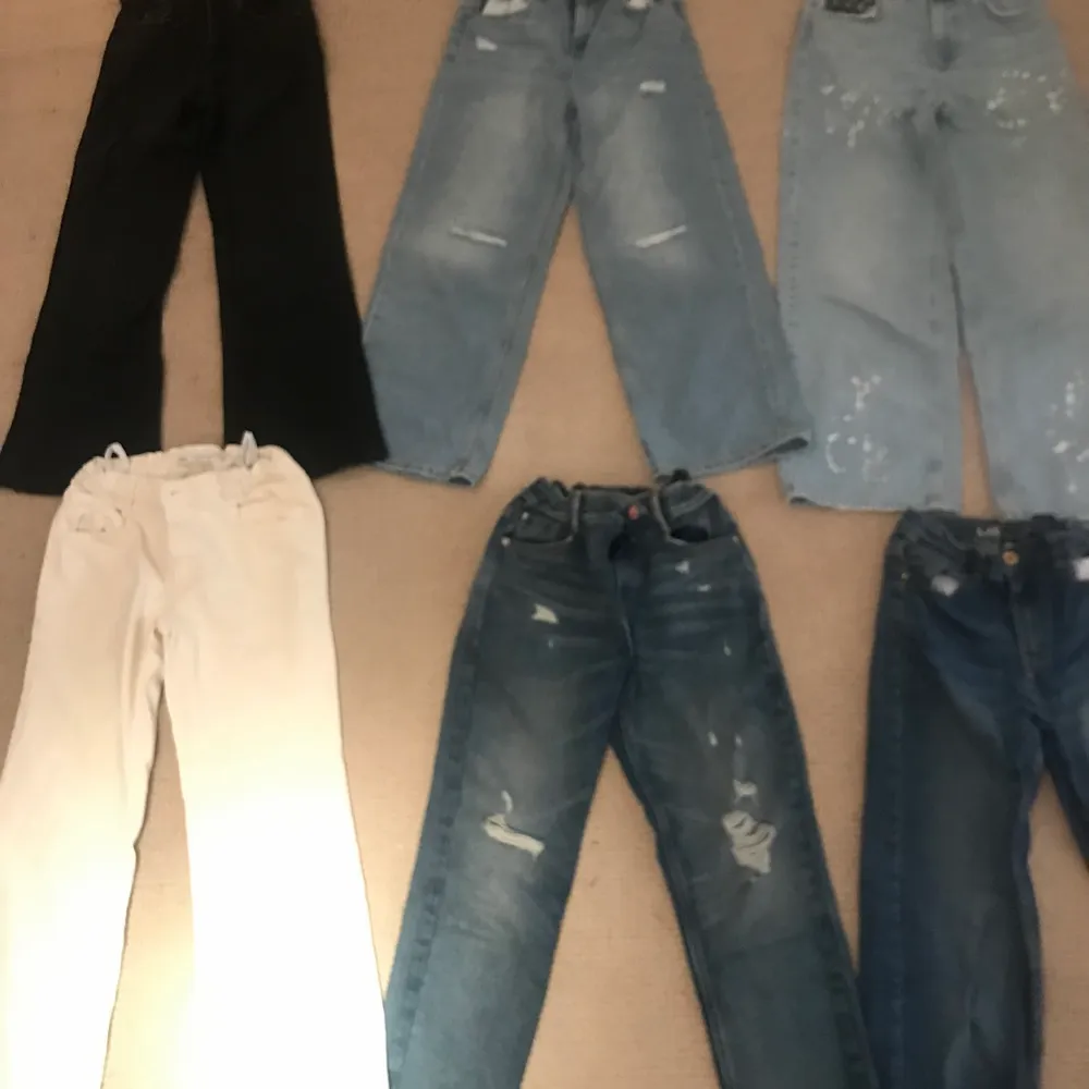Sex par jeans köpta i våras. Säljes för 120 kr/par alt 500 kr flr allihop.                                                Nr 1-4 Zara 152.                                                       Nr 5  River Island.                                                       Nr 6 Lab Industries. Jeans & Byxor.