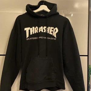 Thrasher hoodie - Hoodie från thrasher, fint skick, storlek S, hör av dig vid fler bilder/frågor❣️ bud på 400 ink frakt, 334 exklusive frakt ☺️skickar spårbart,