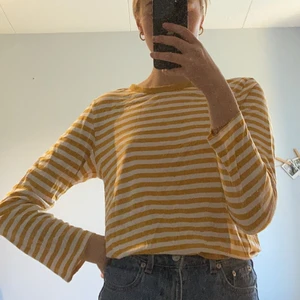 Randig tröja - Gulrandig tröja från monki - supermjuk- bra skick - storlek xs