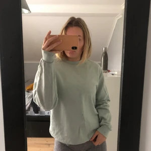 Grön blå sweatshirt  - Grön blå sweatshirt, välanvänd men bra skick. Köparen står för eventuell frakt. 🌸