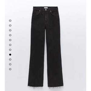 Skitsnygga & trendiga jeans ifrån zara⚡️🎸💕. Storlek: 38, Byxorna passar ifrån xs-m. Nyskick, obs! Frakten står köparen för! 🎀✌🏼🚗 byxorna är perfekt i längden för mig som är 174cm lång. Går även att sys upp.