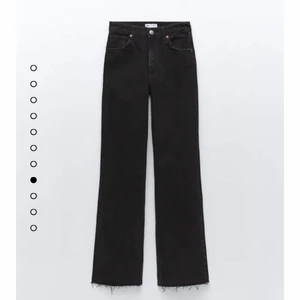 Urtvättade vida zara jeans - Skitsnygga & trendiga jeans ifrån zara⚡️🎸💕. Storlek: 38, Byxorna passar ifrån xs-m. Nyskick, obs! Frakten står köparen för! 🎀✌🏼🚗 byxorna är perfekt i längden för mig som är 174cm lång. Går även att sys upp.