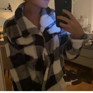 Mjuk rutig kofta - ❌Lånad första bild❌ Världens mjukaste å mysigaste kofta ish, nästan som mjukt filtmaterial. Aldrig använd och är köpt på shein. Fejkfickor fram på båda sidorna. 60kr + 66kr spårbar frakt! 🦋 