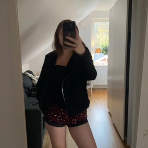 Jacka - En fin svart höst och vinter jacka som är kort. Inga skador på den.