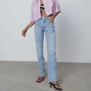 Zara jeans - Populära mid rise-jeans från Zara i strl 38. Är helt slutsålda på hemsidan. Säljer p.g.a lite för stora på mig som är en större 36:a i strl, men om du är som mig kan det vara najs att kunna dra ner dem lite på höften så de blir mer low waisted. Långa på mig som är 175 cm. Mycket sparsamt använda. Fraktkostnad tillkommer.