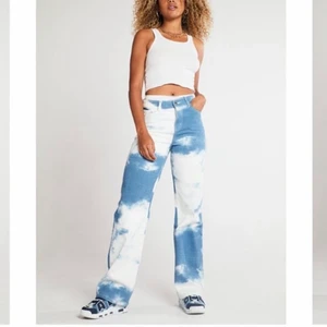 Jaded London cloud jeans - Säljer mina älskade clouded jeans från jaded London pga använder dom alldeles för sällan. Dom är i storlek 28, och lite baggy. I nyskick. Köparen står för frakt. Jag är 36 i byxor för referens