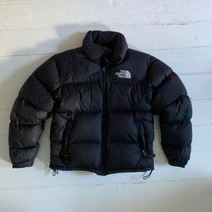 Säljer min trogna gamla North Face-jacka som jag tyvärr vuxit ur. Det är en kanonbra jacka som håller en varm under vintermånaderna. Herrmodell i stolek S och i godtagbart skick! Säljer för 1000kr och nypris ligger runt 3000kr :-)