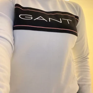 Gant  - Säljer nu min fina tröja pågrund av att den inte kommer till användning. Jag köpte den för 800kr men säljer den för 300. Tröja har inga skador eller fläckar den är max använd 4 gånger men är som ny.