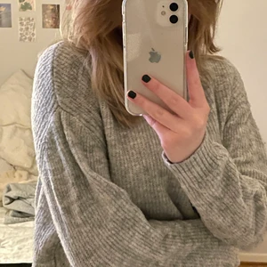 Stickad tröja - Mysig tröja från H&M. Kommer inte till användning längre, skriv om du är intresserad💗