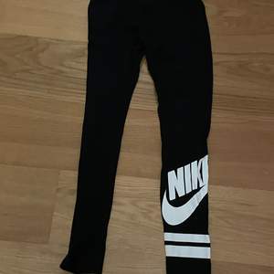 Svarta Nike träningstights i fint skick. 75kr +frakt. Hör av dig vid frågor.