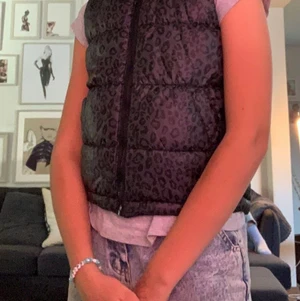 Väst från Lindex  - En leopardmönstrad väst i färger grå och svart. 