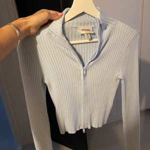 Zip tröja - Ljusblå topp från monki💞 använd men i bra skick, lite nopprig