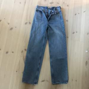 Jeans från H&M , knappt använda strl 34 Rak modell