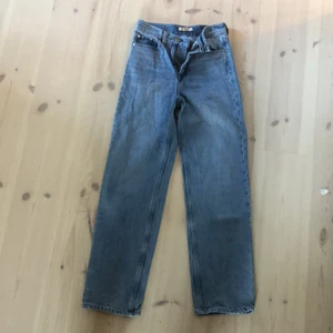 H&M raka jeans  - Jeans från H&M , knappt använda strl 34 Rak modell