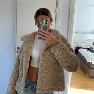 Teddyjacka - Supermysig teddyjacka från Gina Tricot som inte längre finns att köpa. Storlek M💓 köparen står för frakten 