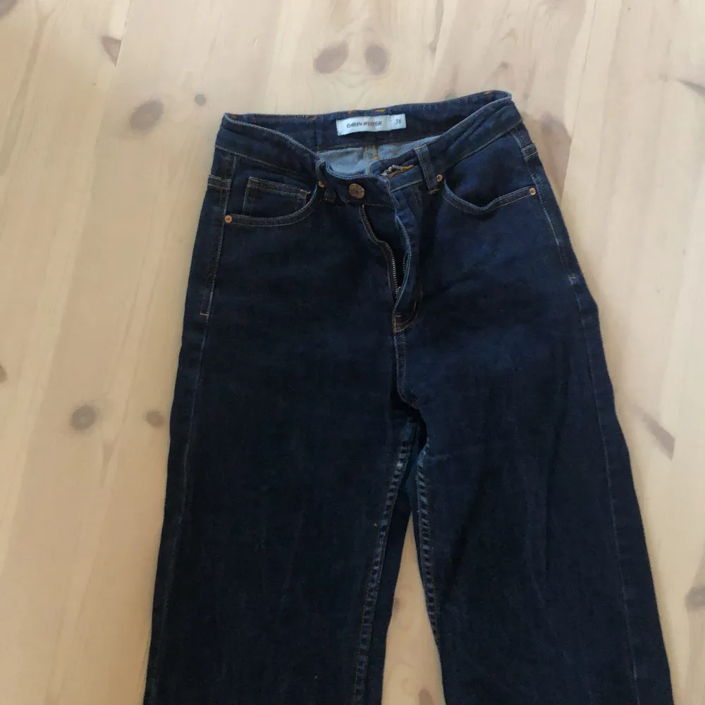 Jeans från märke ” Carin Wester” köpta på Åhlens strl 36. Mörkblå och i fint skick. Raka och något mer utsvängda vid foten. Jeans & Byxor.