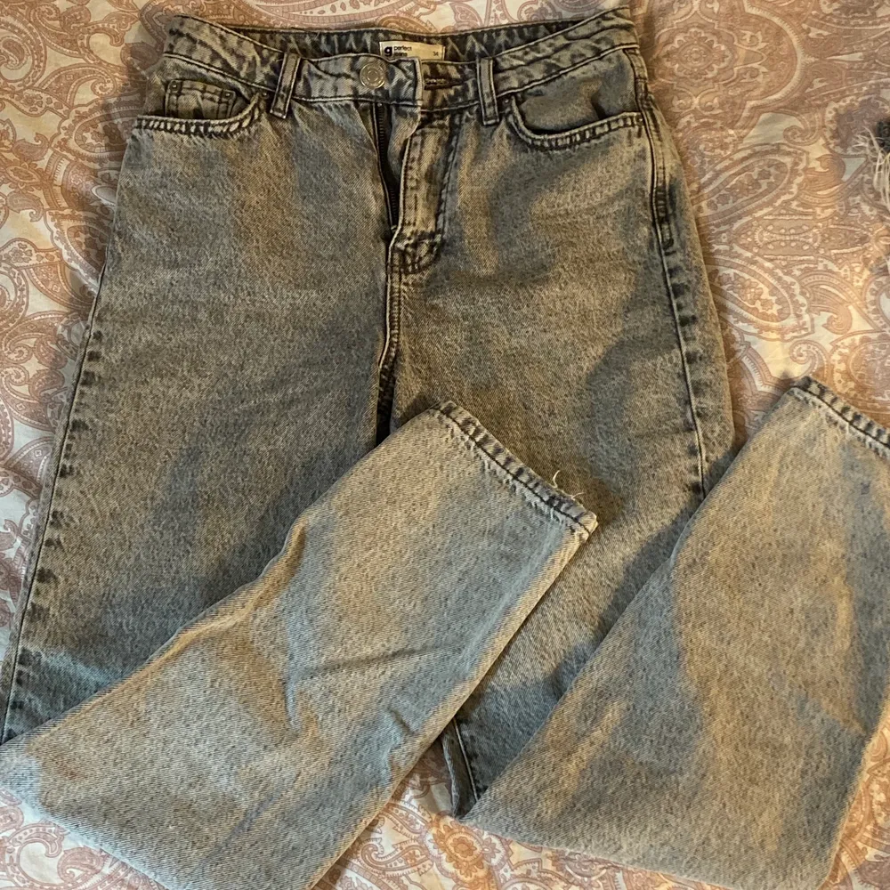 Baggy/mom jeans storlek 34 från ginatricot❤️. Jeans & Byxor.