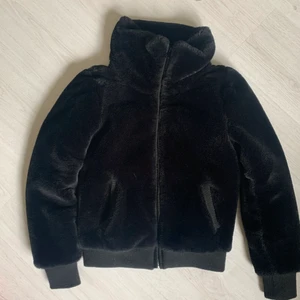 Svart pälsjacka / höstjacka - En superfin fejkpälsjacka i svart.