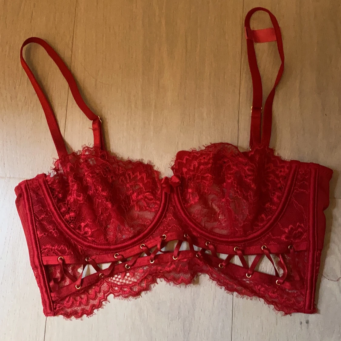 Röd spetsbralette