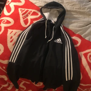 Adidas kofta unisex - Jättehärlig adidaskofta med luva i storlek L. Sååå härligt material och vintage! 