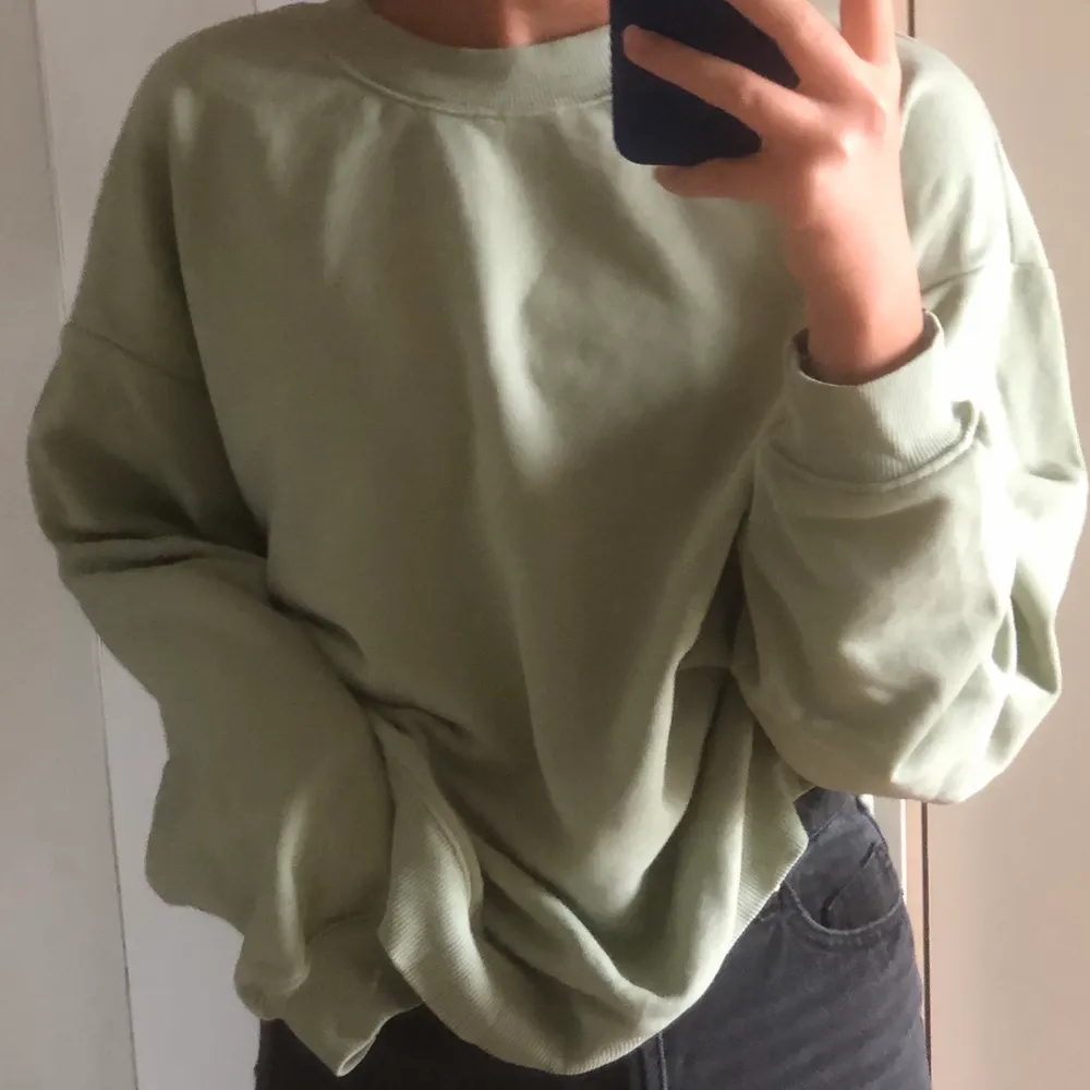 En grön sweatshirt från Monki! Färgen på tröjan är svår att fånga på bild, i vissa ljus uppfattas den som mörk och i andra som ljusare. Nyskick, endast använd en gång💕. Hoodies.