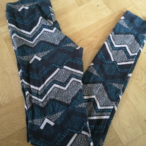 Mönstrade leggings tights hm h&m XS - Mönstrade leggings från hm Storlek xs Ytludd finns bild 2 Annars bra skick