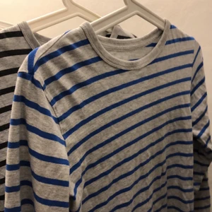 Randig tröja - Säljer dessa två långärmade randiga tröjor från h&m! Super fina lite små för mig tyvärr, strl XS. Buda eller köp direkt för 200kr styck + frakt, startpris på budet är 100kr💞 finns i blå och svart kom privat för fler bilder☺️