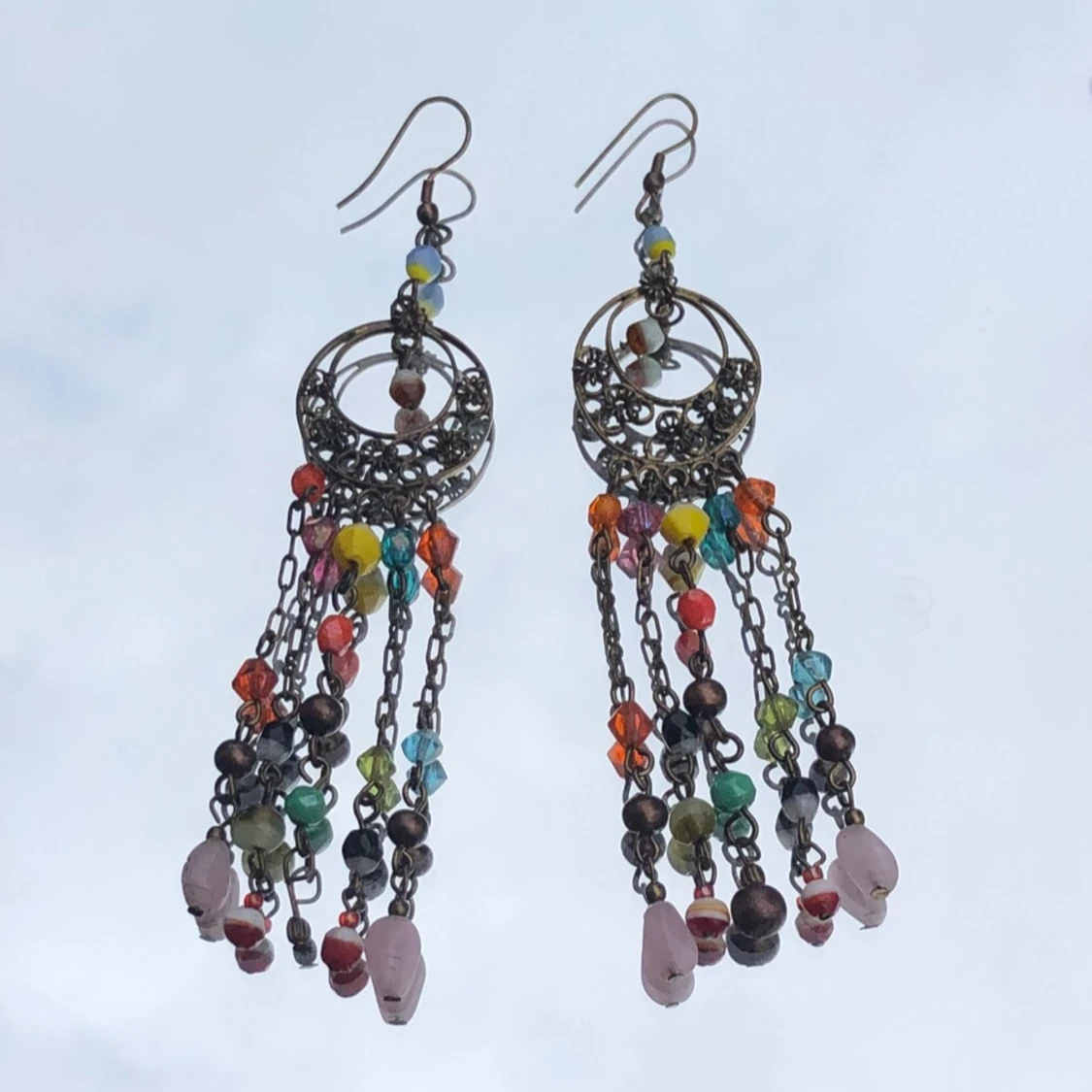 Örhängen i flera olika färger!