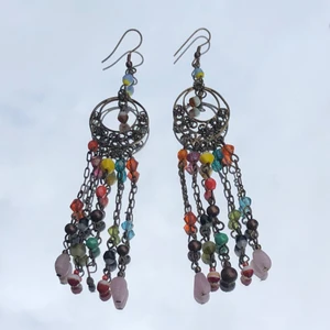 Örhängen i flera olika färger! - Superfina örhängen med olika stenar i olika färger. Ganska långa örhängen vilket jag tycker är väldigt fint!