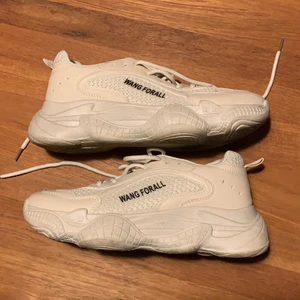 Beiga sneakers strl 40 - Ett par beiga sneakers i storlek 40 jag köpt här på Plick men de var för små. Superfräscha! 