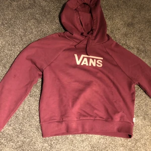 VANS cropped hoodie - Lila croppad hoodie från Vans. Tycker inte den sitter som en vanlig hoodie men då är jag rätt kort också! Knappt använd, passar även en S