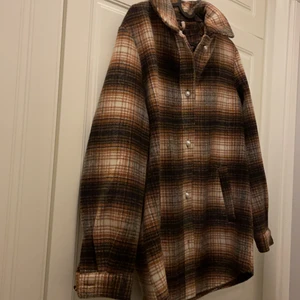 Vila vintage jacka storlek 38 - Vintage vila jacka med pärlknappar knappt använd , randig med pärlknappar. Köptes för 999kr säljs för 550 kr pris kan diskuteras bra skick !!