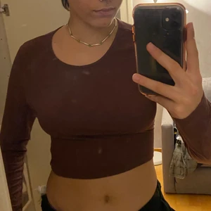 Brun topp med knytning - Superfin brun topp med knytning i ryggen. Endast en liten del syns. Lite croppad. Otroligt skön. Använd enstaka gånger. Passar bra men lite stor på mig som har m så funkar för större. 