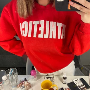 Snygg röd tröja med tryck - Hej! Jag säljer denna otroligt snygga tröja ifårn ginatricot! Aldrig använt denna tröja och därför jag säljer. ❤️