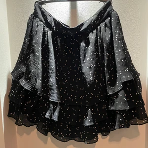 Prickig kjol - Jätte söt prickig volang kjol från zara med dragkedja💕 Köparen står för frakt💕